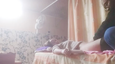 迷妹推荐-- 按摩女技师不好好按摩 按到鸡巴来