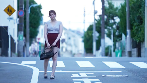 我对我的妻子很生气，她在我不知情的情况下玩弄她的洞__002