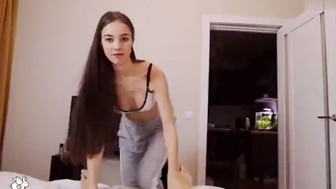 巨龙艰难的插入小穴