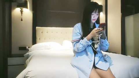 迷妹推荐--长相清纯萌妹，抱在身上调调情，口交舔屌条腿抽插，侧入猛操呻吟娇喘边摸奶子