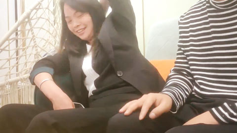 迷妹推荐--，红酒调节气氛，微醺之下脱光上床，骚逼还欲拒还迎，精彩