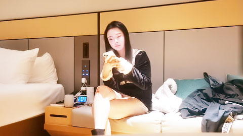 迷妹推荐--大胸纹身美女，侧入啪啪一对大奶晃呀晃，大力猛操呻吟娇喘