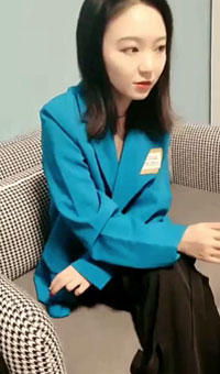 蓝色西装妹子给1000块啪啪拉开衣服摸奶子，舔屌口交翘起屁股扣弄后入猛操口爆