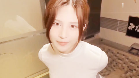 迷妹推荐--高颜值的反差婊，_外表清纯可爱到酒店脱衣居然没穿内衣