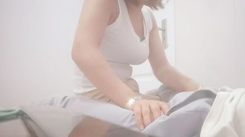 迷妹推荐--按摩店忽悠人妻，打飞机不过瘾，脱掉裤子主动坐上来，大奶子狂甩玩得花