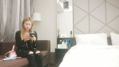 迷妹推荐-金发172CM网红美女，调情69姿势舔小穴，扶着大屁股撞击