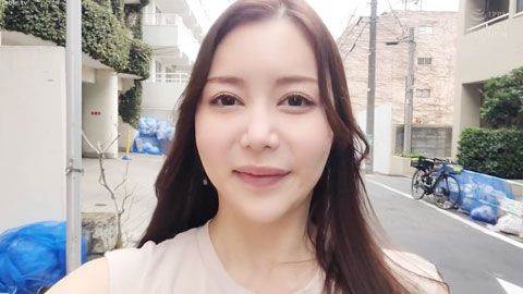 美腿姐姐在半哭半笑的狂喜中大叫！追击中把他抽出来的活塞式抽插。__001