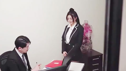 迷妹推荐--本想套路平日唯唯诺诺的女秘书,万万没想到在床上这么风骚,又是皮鞭又是上位乘骑的,搞的我第二天连路都走不了