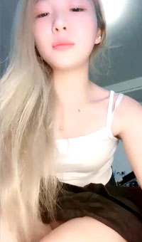 9分顏值金發美女！外表甜美活潑！近距離特寫，跳蛋假屌自慰，雙管齊下猛捅，椅子上騎坐深插