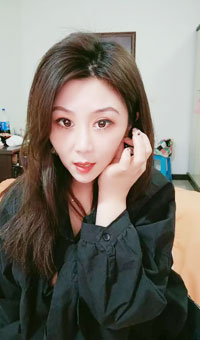 身材高挑，肥臀水逼，和大哥舌吻，香烟插逼，骚话连篇，口交啪啪，被射了一脸