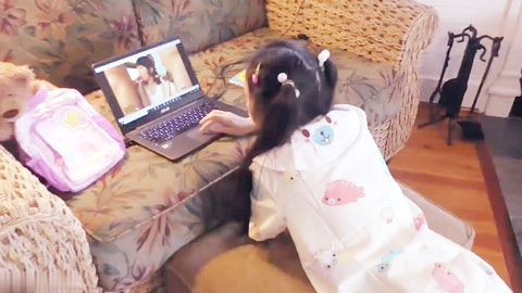 迷妹推荐--小萝莉看着电影子学做爱 大鸡吧老外亲身指导吃鸡口爆激情后入啪啪