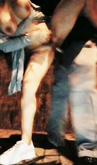 挑战街头野战露出，夜色中无套啪啪，骚浪指数爆表，刺激紧张玩得就是心跳