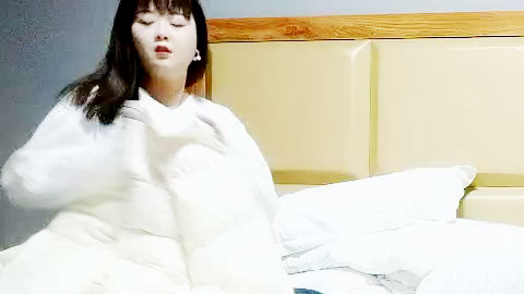 迷妹推荐--眼镜小伙夜晚买春偷拍，大胸小姐姐，这对大白兔看着手感不错，激情啪啪共度销魂一刻好畅快