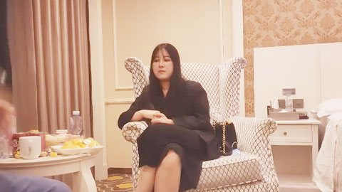 迷妹推荐--脸蛋不错骚御姐，穿上肉丝撕裆，扛起双腿抽插，加钟干了两次