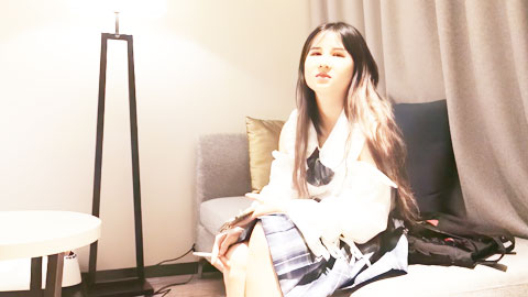 迷妹推荐--再约萌妹子啪啪，特写摸逼口交沙发上位骑乘站立后入