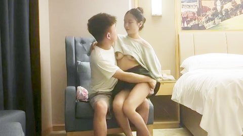 迷妹推荐--以为大壮是个银枪蜡头,提出在椅子上操自己,没想到后面被操到痛苦求饶