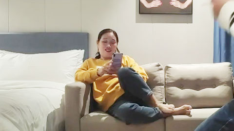 迷妹推荐--约炮良家熟女，说是几年都没有性生活了，刚开始还有点害羞，捂着脸被扣得淫水直流，最后给她无套内射一波