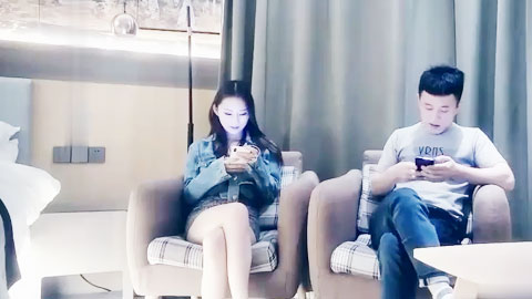 迷妹推荐--性感短裙牛仔外套妹子，抠逼舔弄特写口交侧入抱起来猛操