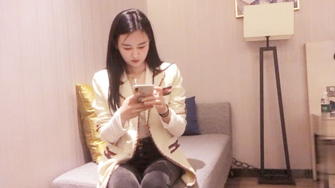 迷妹推荐--美得来也还清纯，沙发调情啪啪，粉嘟嘟胴体干起来格外过瘾，水声呻吟声销魂诱人