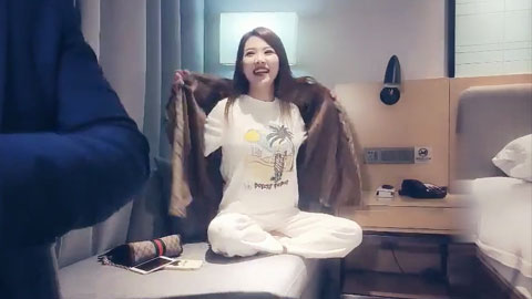 迷妹推荐--实力猛男大战苗条外围小姐姐，各种高难度姿势独一份，疯狂冲击妹子高潮不断呻吟不停