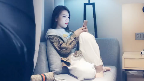 迷妹推荐--深喉口交活很不错，骑乘抽插正入猛操