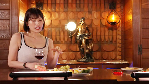 在夜间泳池中，好友被妻子反向NTR中出__001