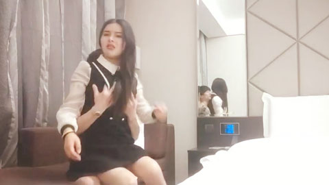 迷妹推荐--2000人民币，现金数完随便玩，舌吻黑丝调情，这对大奶子真带劲，打桩机体力一级棒