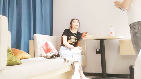 迷妹推荐--足浴店良家妹子_坐在身上调情舌吻，拨开内裤摸逼特写口交，后入抽插猛操