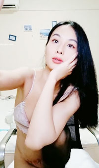 黑丝苗窕贫乳痴女左右开弓吃鸡玩3P…