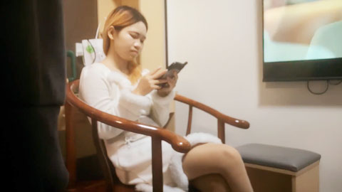 迷妹推荐--年轻小妹妹，20岁，小骚逼一开始挺矜持，挑逗许久推倒，逼逼好紧干着真开心