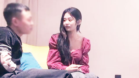 迷妹推荐--甜美性感红裙妹子，近距离拍摄摸逼口交大力抽插猛操