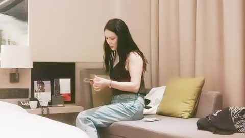 迷妹推荐--黑丝艳舞很风骚，叫到隔壁来敲门