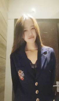 在KTV公厕里自慰，保洁阿姨突然来打扫卫生差点被发现