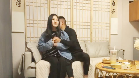 迷妹推荐--花臂紋身騷貨要在沙發上操手指扣穴調情正入一頓輸出