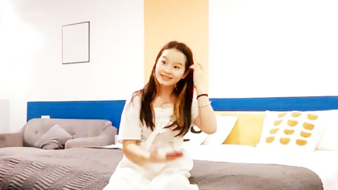 迷妹推荐--刚下海的兼职小姐姐，颇有气质，娇小玲珑还有些害羞，胸大温柔，抱起来狂插