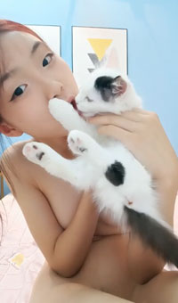 清纯学妹自己镜头前直播赚学费，听狼友指挥脱光光展示，掰开小逼逼给狼友看粉嫩小穴，撅着屁股求草不要错过