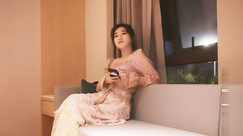 迷妹推荐--3000网约00后软萌小仙女，沙发掰穴好粉嫩，乖巧听话舌吻啪啪