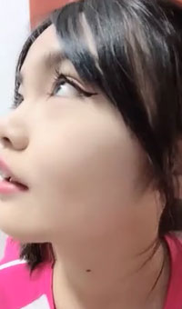 约个小哥哥带到酒店里面露脸口交，手持镜头啪啪射在外阴上