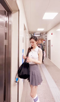 网红模特“小逗逗”内真空勇闯厦门地铁1号线20分钟视频，旁边小哥愣是不敢看一眼