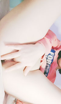 【难得一见真一线天馒头穴】18小萝莉宿舍自慰，掰开粉穴揉搓阴蒂，翘起大肥臀特写，手指插入扣弄呻吟嗲嗲的