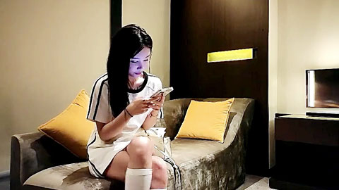 迷妹推荐--极品清纯胸大臀翘，肤白貌美，高抬玉腿任意抽插