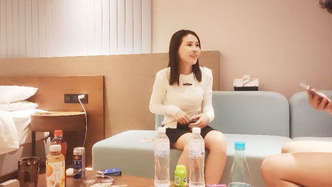 迷妹推荐--少妇加御姐一个接一个，直接在沙发上玩弄--2