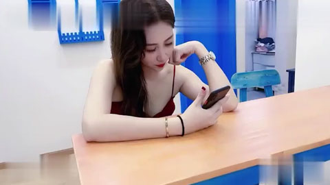 迷妹推荐--风骚姐妹情趣内衣玩弄假鸡巴 - 淫乱3p