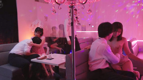 第一次去摸奶店，那个女的好像朋友的女友！？想不到和朋友的女友在摸奶店遇到