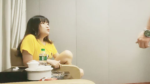 迷妹推荐--足浴店忽悠26岁良家小姐姐，大胸诱人，聊天熟络，舌吻交合