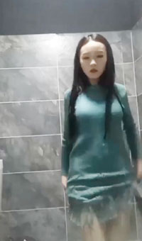 在美发店认识的漂亮发型设计师小姐姐,七夕节发大红包换来的厕所尿尿摸B自拍