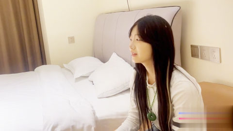 迷妹推荐--07年高中刚毕业的嫩妹，刚开始做各种的不配合，小鲍鱼特别的粉，后入时拍了第一视角画面，身材特别棒