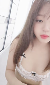 外表甜美乖巧，骚逼好痒自慰，无毛骚逼道具猛插，扩阴器特写，跳蛋乳夹美女好骚