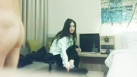 迷妹推荐--乖巧极品颜值美妞，花臂纹身美腿，舔屌深喉表情享受，骑乘爆操，干的太猛套破内射