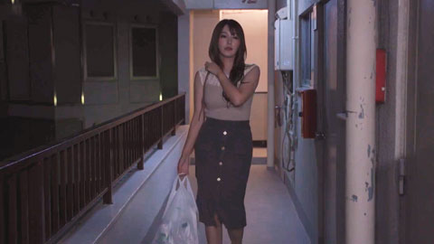 邻人的性感夫人在午后晾裤子，是欲望不满的迹象。天海翼__001